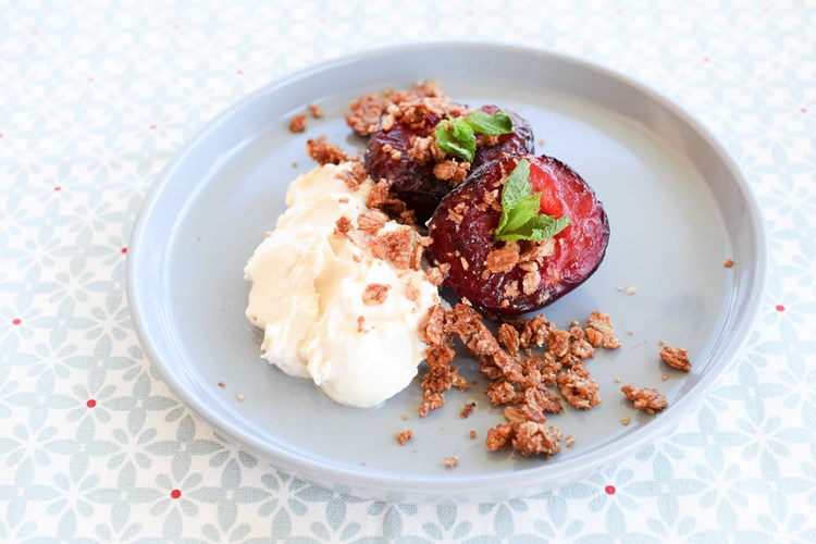 plum and oat crumble