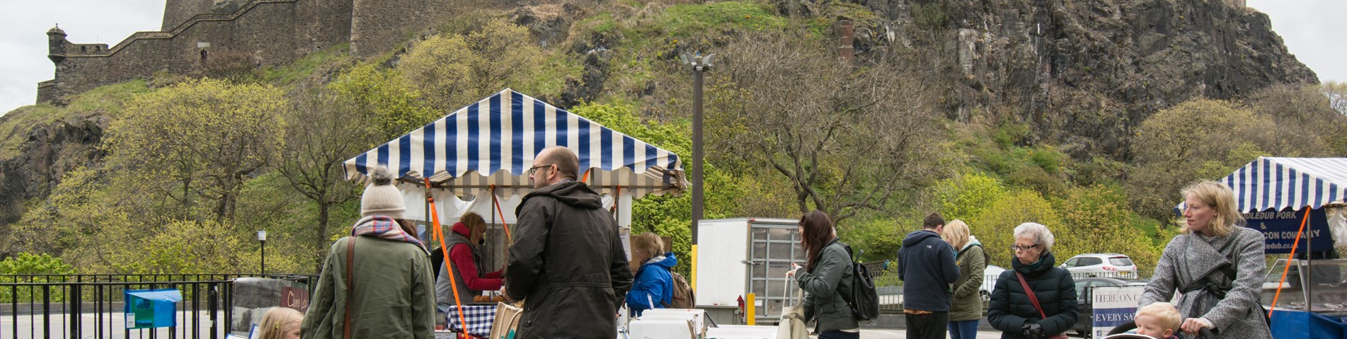 Edinburgh farmers market and castle - Credit Kay Roxby - Shutterstock.jpg
