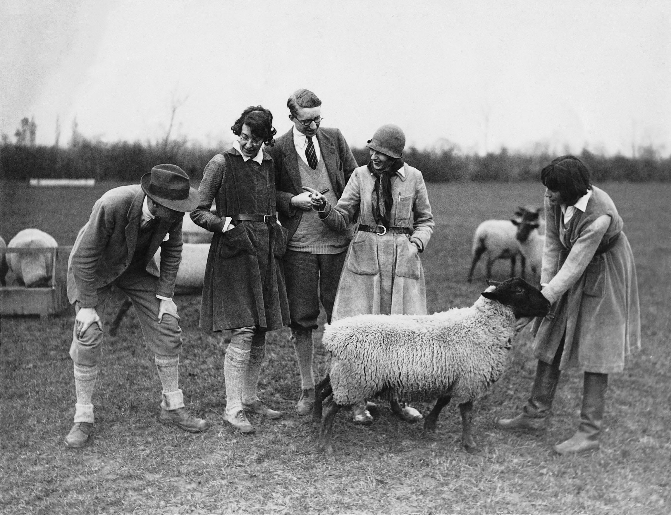 Lady Eve and other founders with a ram