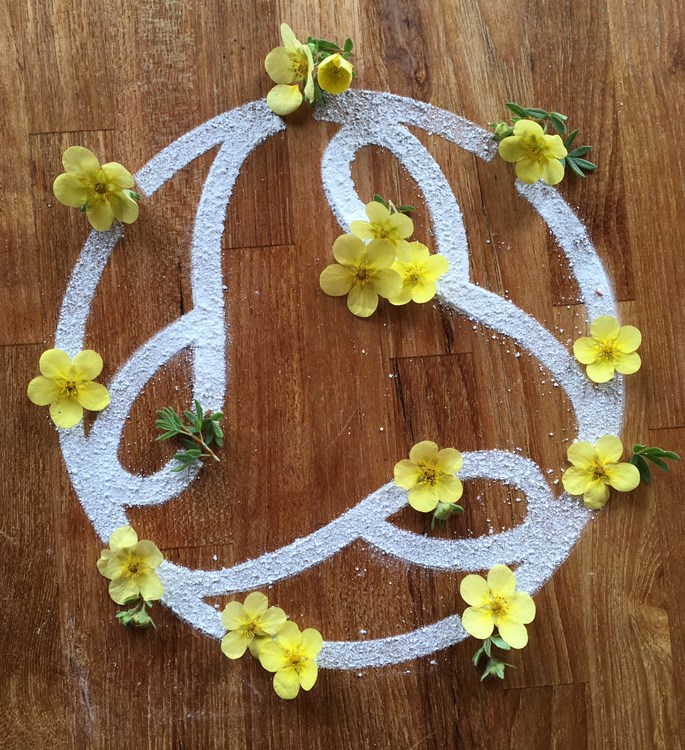 organic logo in icing sugar